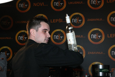 Barmen zabavlja goste
